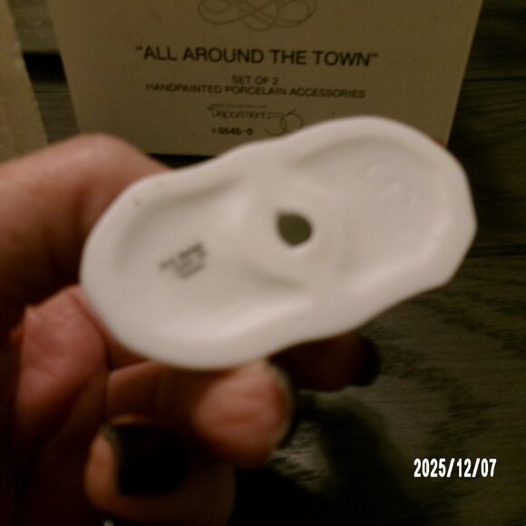 Department 56 HERITAGE VILLAGE COLLECTION SHOE SHINE AD MAN Figurines 5545-0 box - Picture 6 of 6